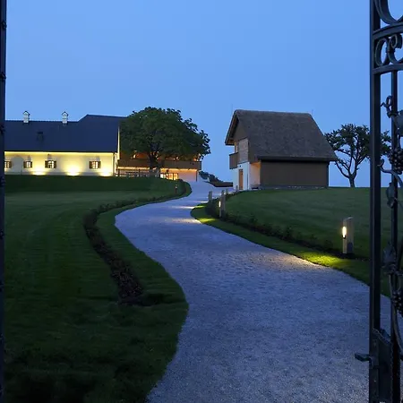 Posestvo Pule Equestrian Estate Trebelno